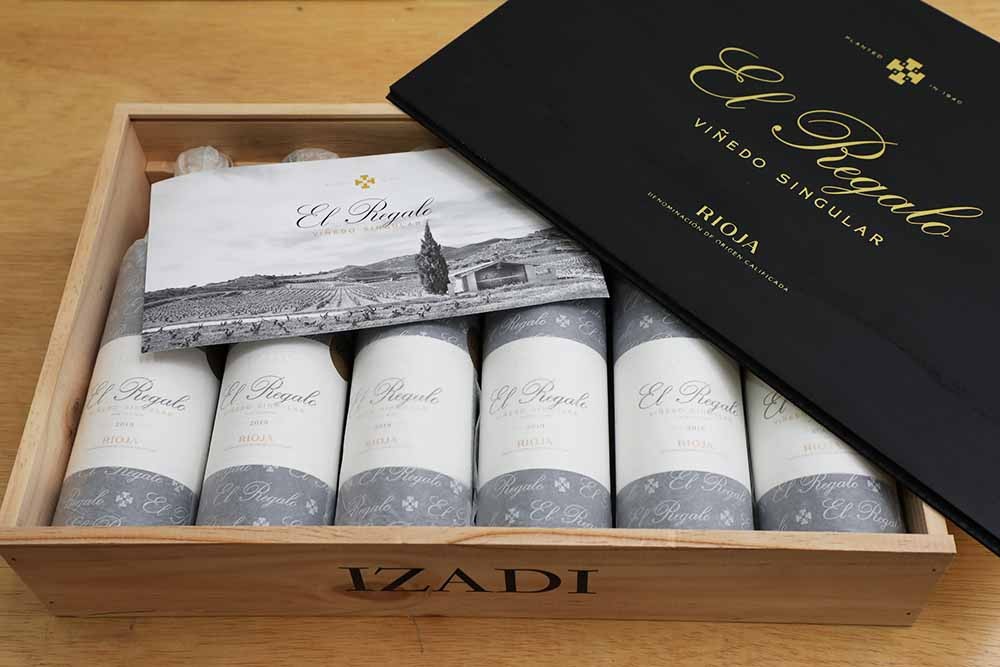 Estuche de madera de 6 botellas de Izadi El Regalo Viñedo Singular 