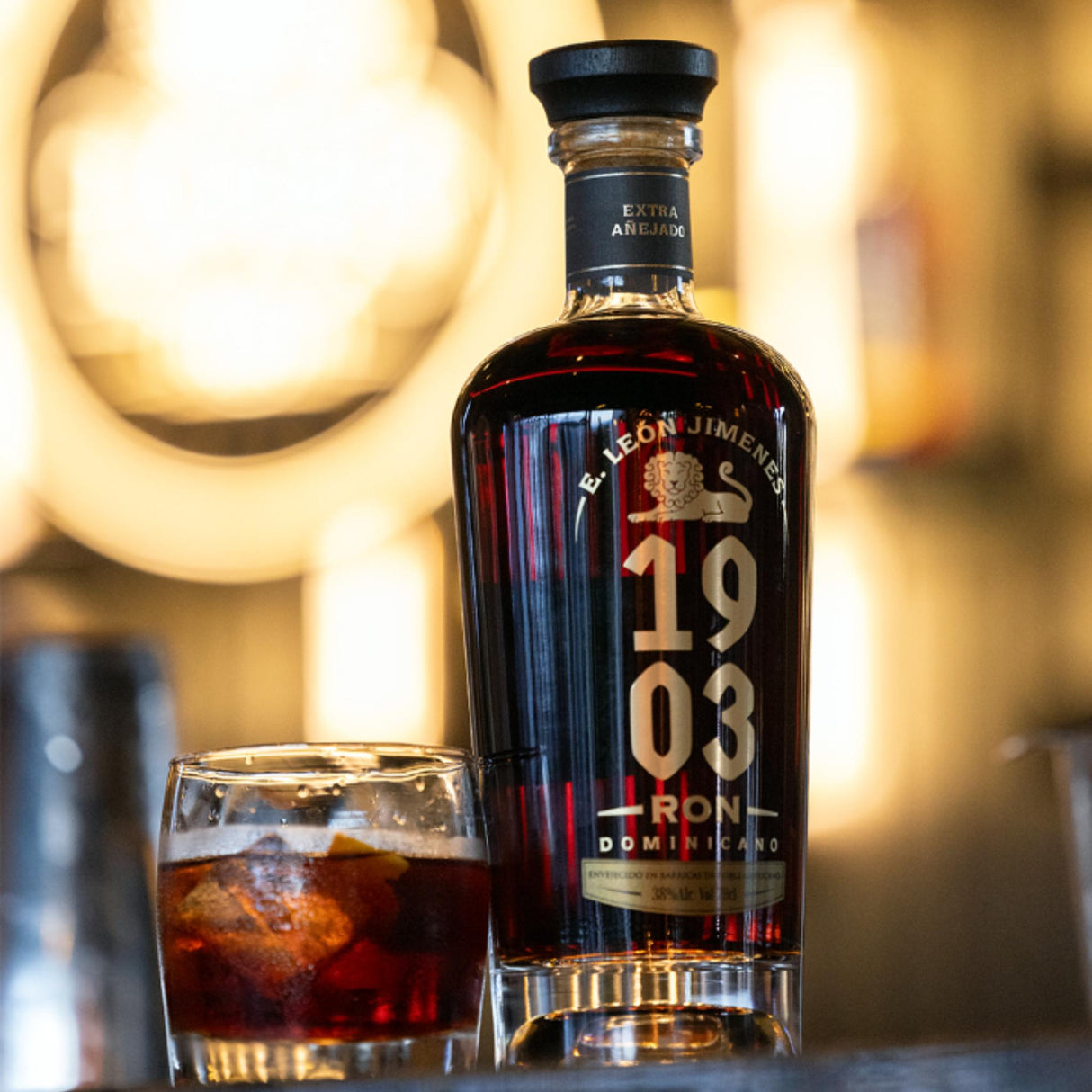 Ron E. León Jimenes 1903: Un Legado de Sabor y Tradición