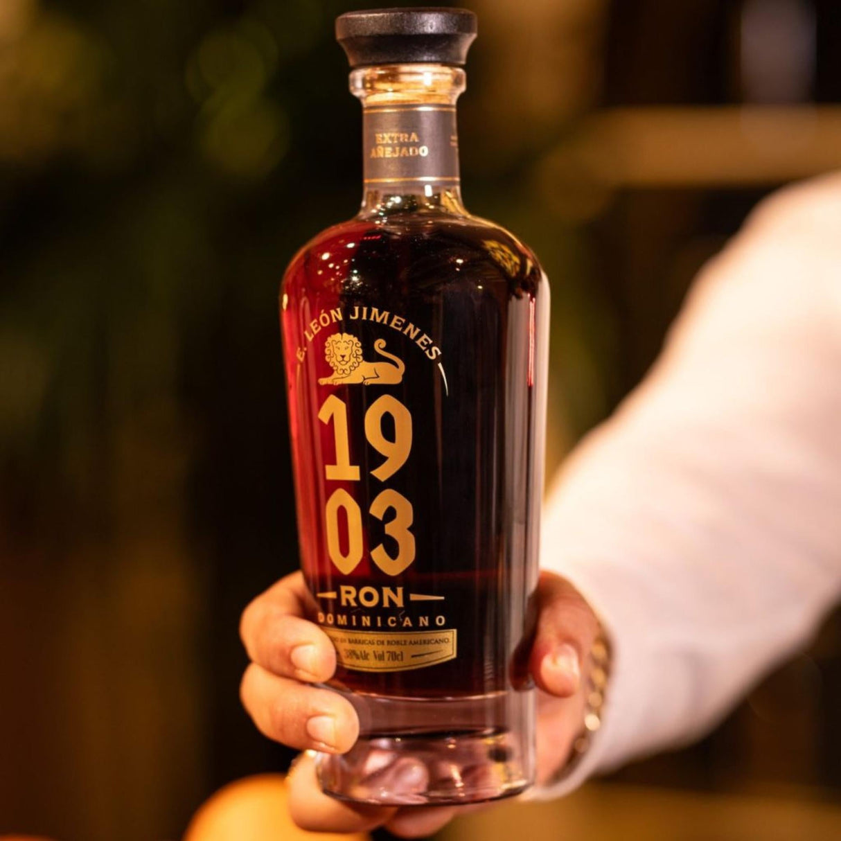 Ron E. León Jimenes 1903: Un Legado de Sabor y Tradición